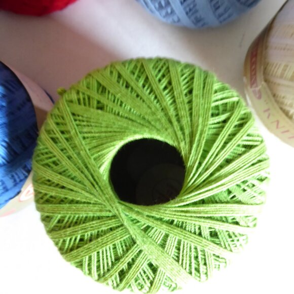 NEW VINTAGE COTTON CROCHET BEDSPREAD THREAD SPOOLS LOT OF 6 - Picture 10 of 12